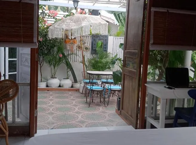 Room In House Caffe Bed & Breakfast Canggu